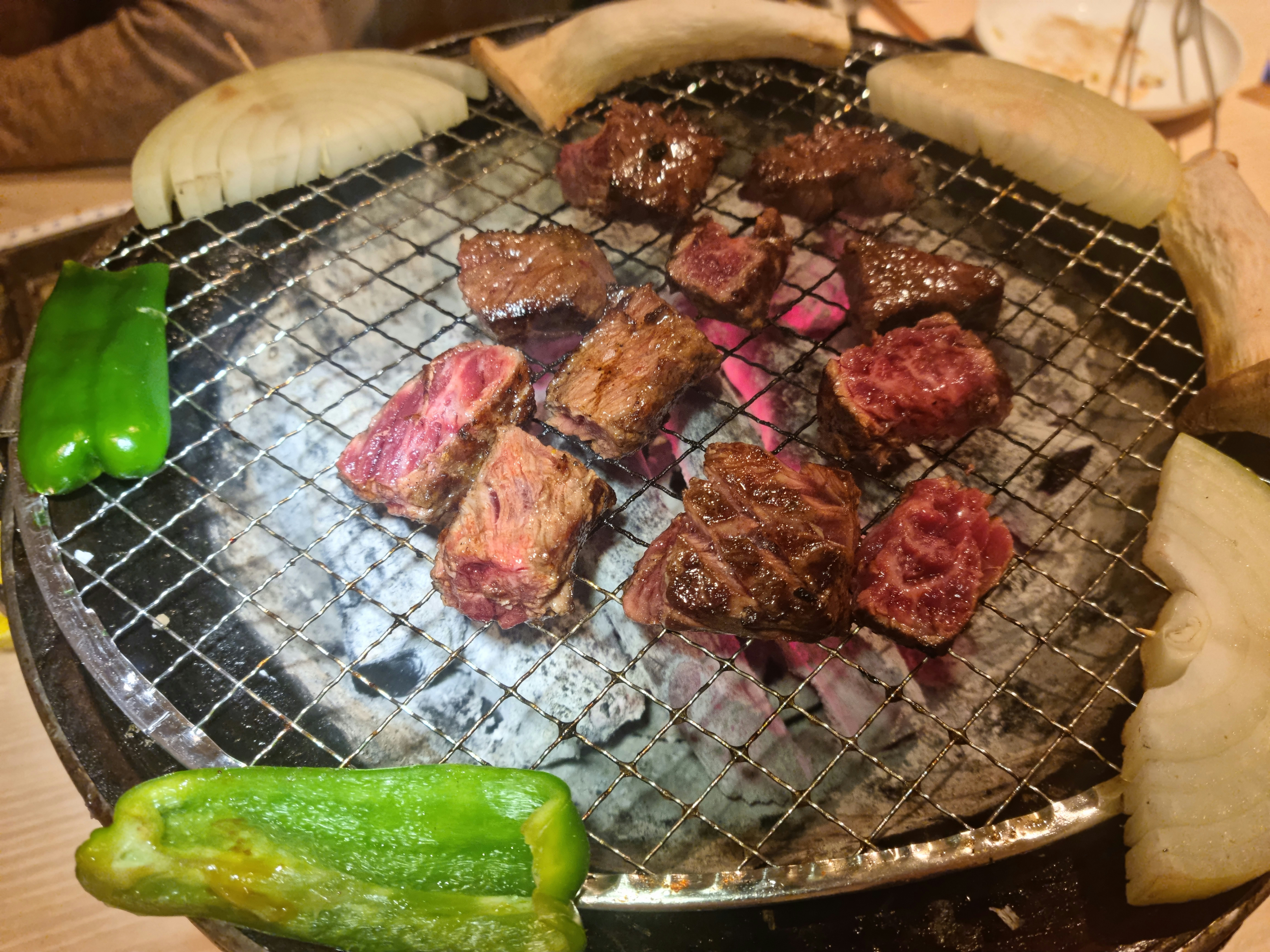 이 사진은 삿포로 츠바메 와규를 굽고있는 사진 입니다.