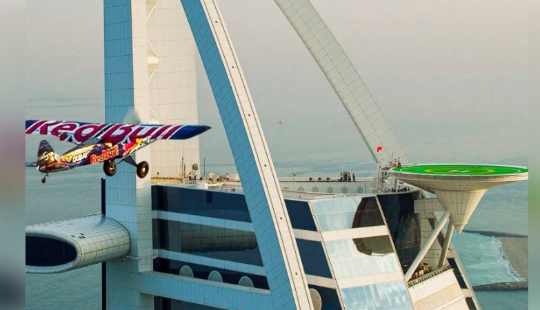 두바이 부르즈 알 아랍 헬기장에 세계 최초 비행기 착륙시키다 VIDEO: World first: Pilot lands plane on Burj Al Arab Jumeirah