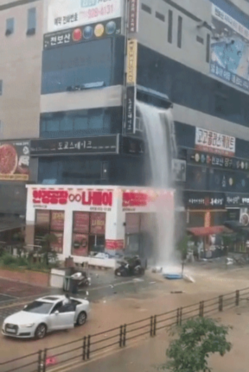  도심 한가운데 빌딩이 갑자기 폭포로 변신?