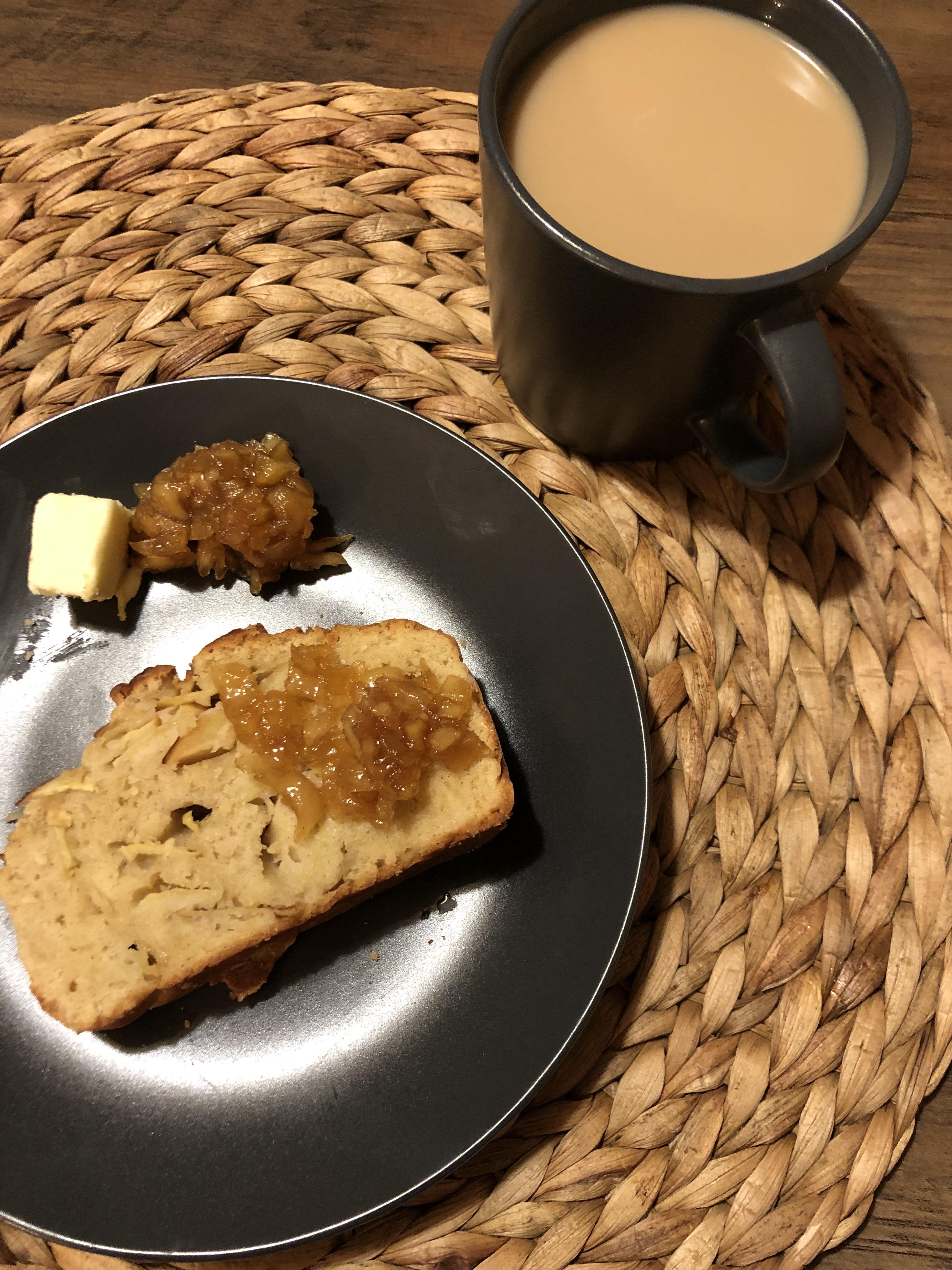 사과 잼과 버터 커피와 함꼐 사과 파운드 케이크가 접시에 담겨 있어요.
