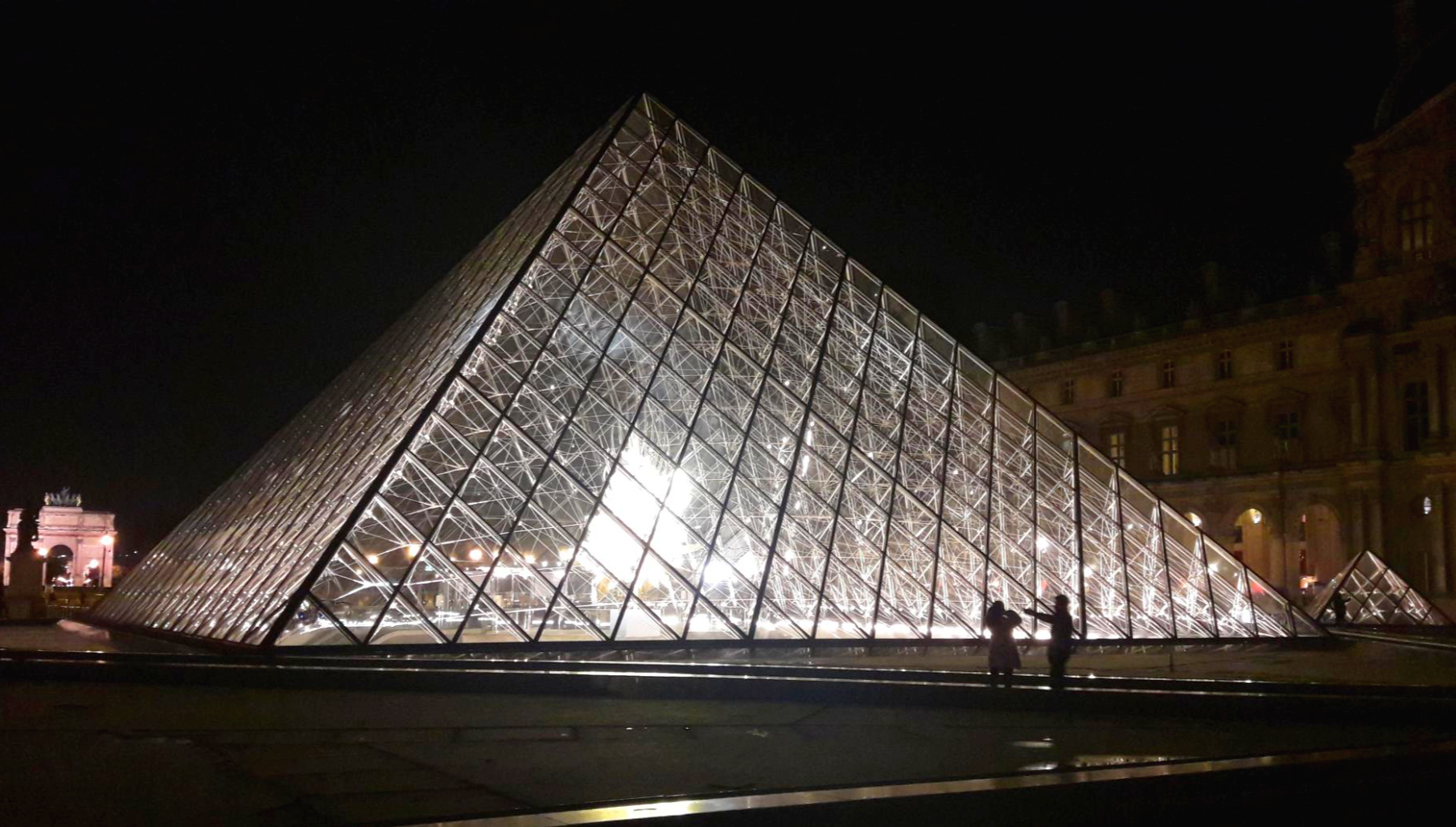 프랑스 파리 루부르 박물관 피라미드 조명