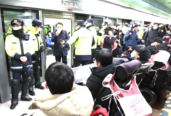  퇴근길까지 장애인 단체 시위로 지하철 지연