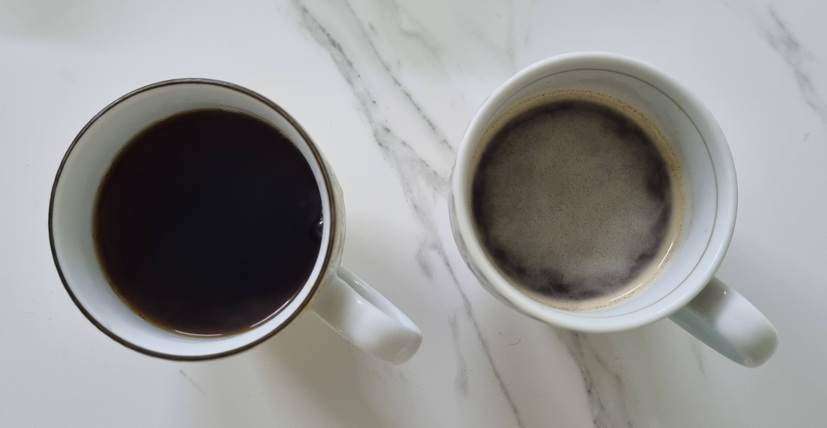 머신에서 추출한 커피를 비교하는 사진입니다. 하리오 필터를 사용하여 깔끔한 커피(왼쪽)와 필터를 사용하지 않아 크레마가 남아 있는 커피(오른쪽)를 비교할 수 있습니다.