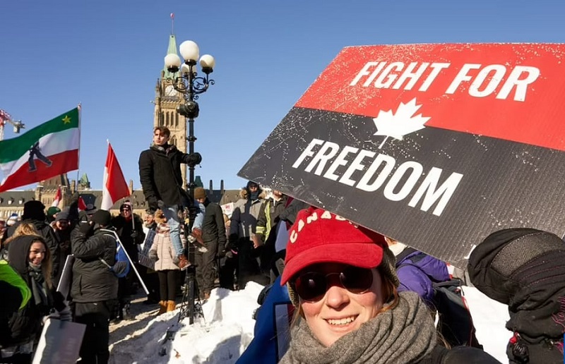 점차 고조되는 캐나다의 백신 의무화 폐기 시위 VIDEO: Canadian truckers roll towards Ottawa to protest vaccine mandate