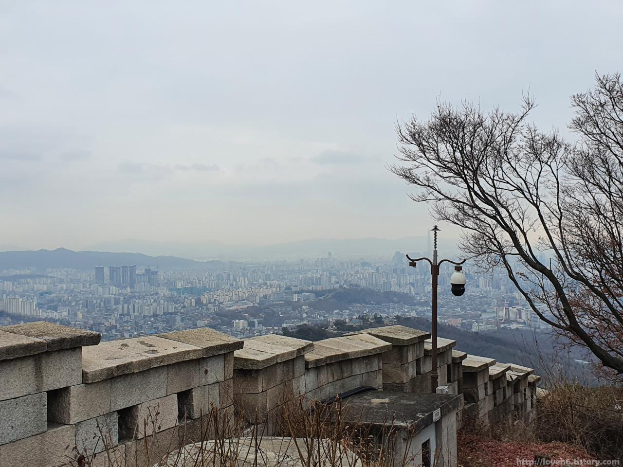 북악산_北岳山_Bukaksan/눈오는 북악산이라

처음 간 북악산인데

올 겨울 첫눈을 만나다니

너무 좋아서 콧노래가 절로 나왔답니다