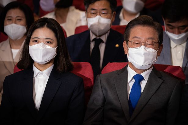  “역대급 진상 패악질” 민주당 지지자들, 박지현 맹비난 민주당 개표상황실에서 출구조사 결과를 굳은 표정으로 확인 역대급 진상의 패악질은 분명히 복기 강하게 비판 이재명 몰아주기?