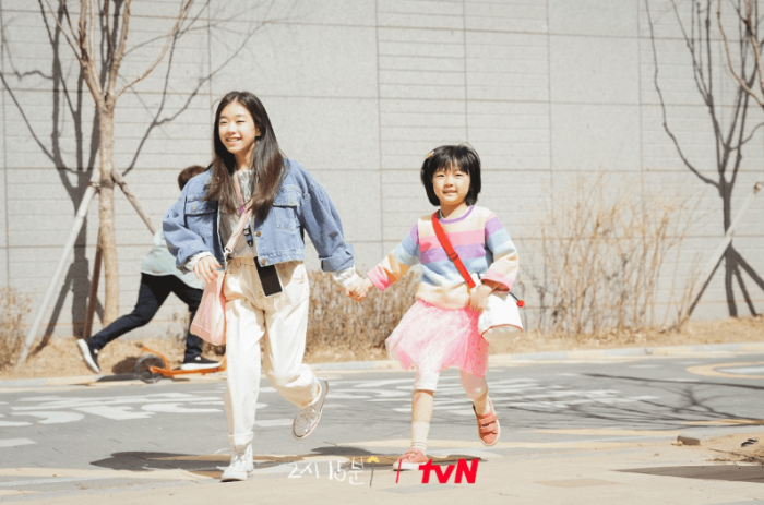 tvN TVING 오프닝 2시 15분 출연진 박소이 기소유 투샷 스틸컷