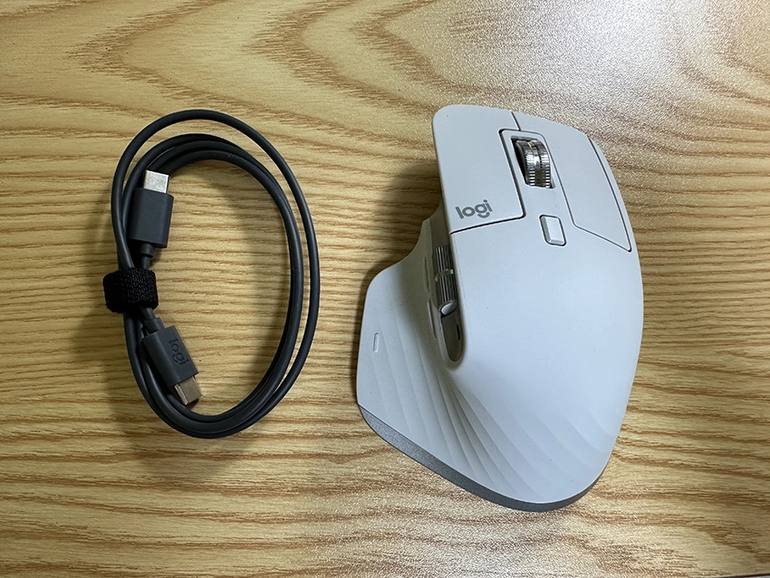 로지텍 마우스와 케이블