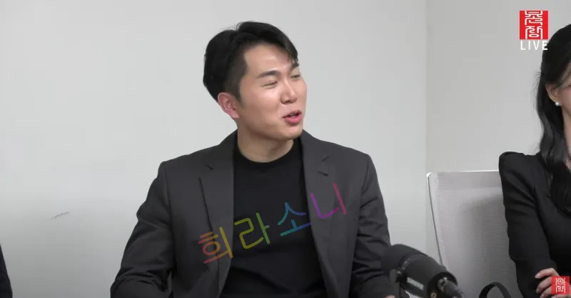 회색 정장을 입은 23기 영수가 흰 벽 앞에서 고개를 옆으로 돌리며 대화를 나누고 있다. 옆에는 검은색 드레스를 입은 여성이 보인다. 화면 오른쪽 상단에는 '곤솔 LIVE' 로고가 보인다. 자막은 '희라소니'라고 적혀 있다.