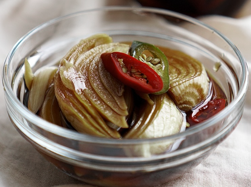  "간편하고 맛있는 홈메이드 양파 장아찌 레시피! 양파장아찌 만들기"
