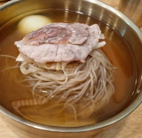 시원하고 깊은 육수 맛의 평양냉면