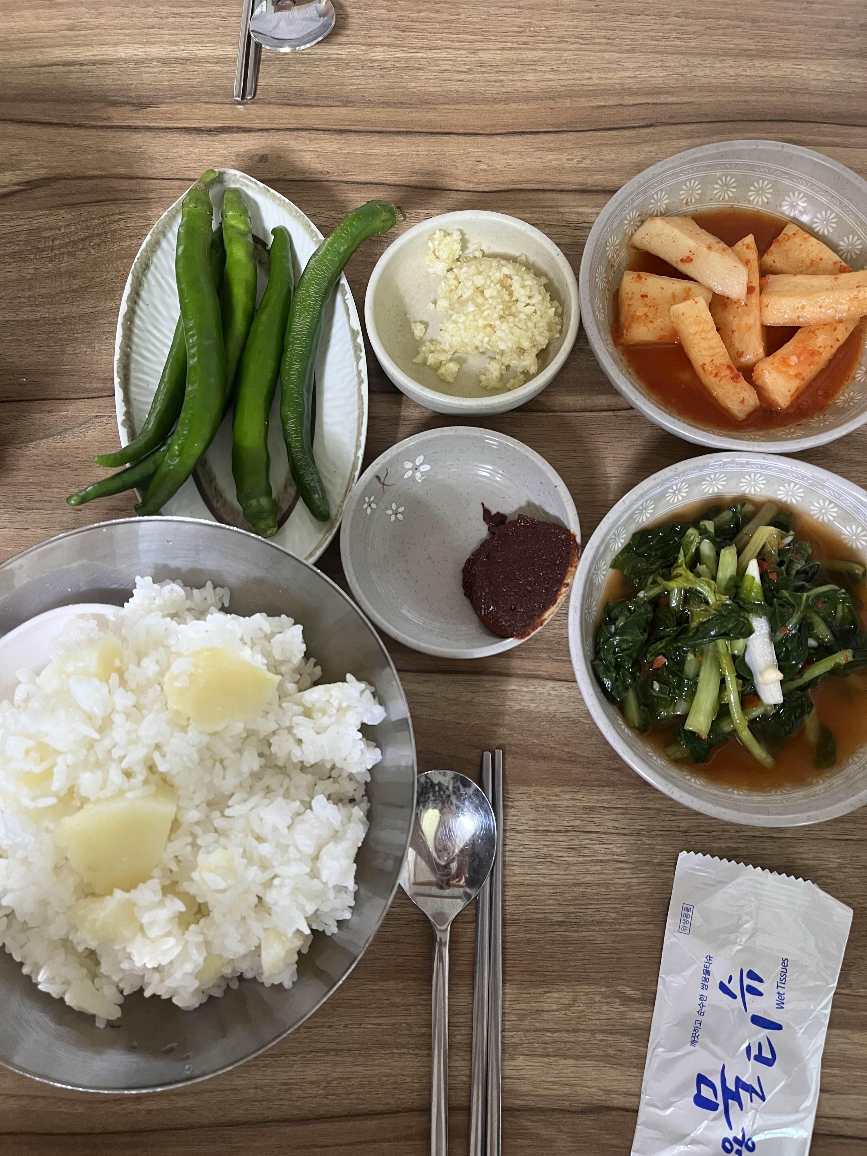 연곡꾹저구탕 기본 반찬과 감자밥
