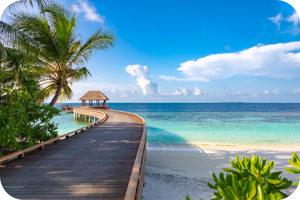 몰디브-해안-에메랄드빛-바다-오두막-가는길-풍경