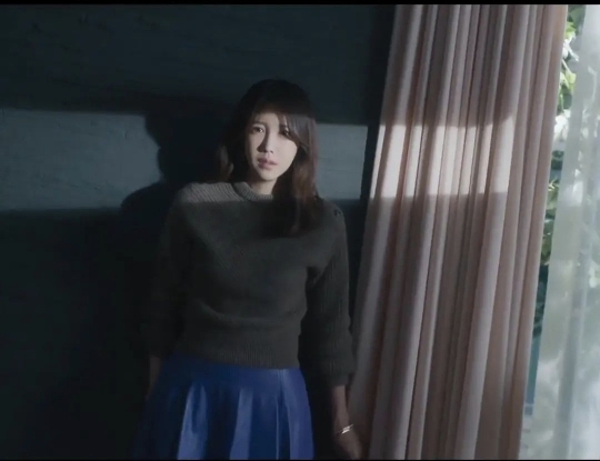  판도라 6회, 이지아 보테가베네타 니트/가죽 스커트