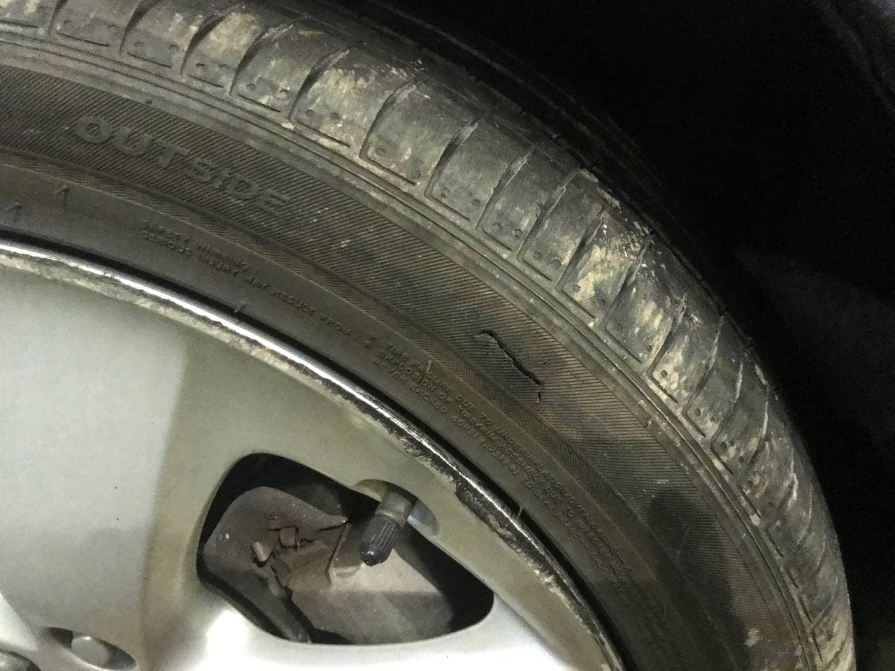 사고로 찢어진 타이어