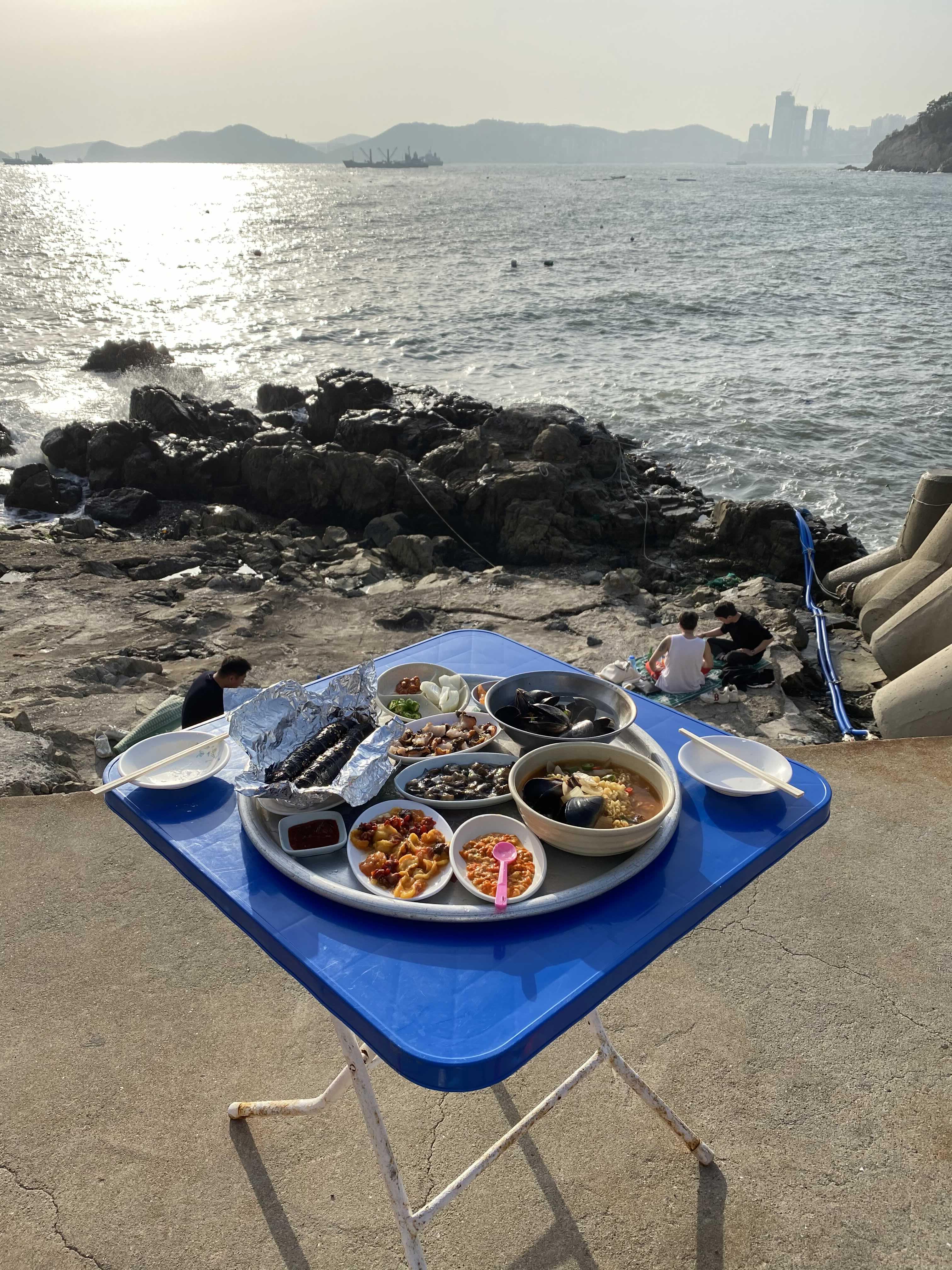 해물과 김밥, 성게소, 라면도 옮겨준다.