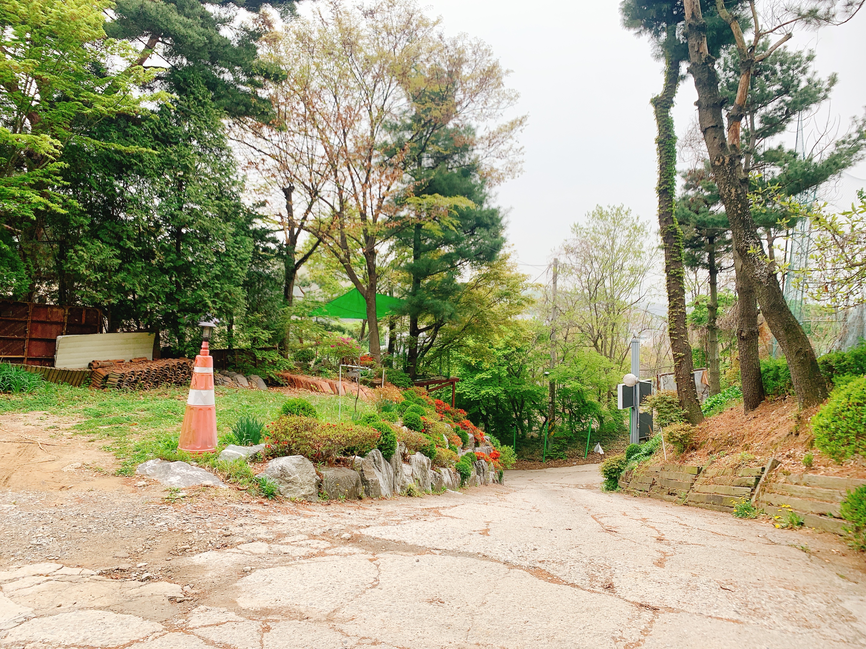 경사진 입구