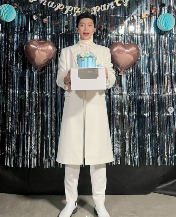  임영웅, 설레는 귀공자 비주얼 "영웅시대 덕분에 행복"