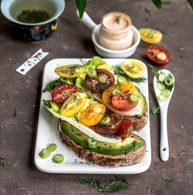 통밀빵에 아보카도 토마토올려진 샌드위치