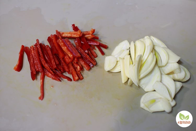도마에 썰어놓은 붉은고추와 편마늘