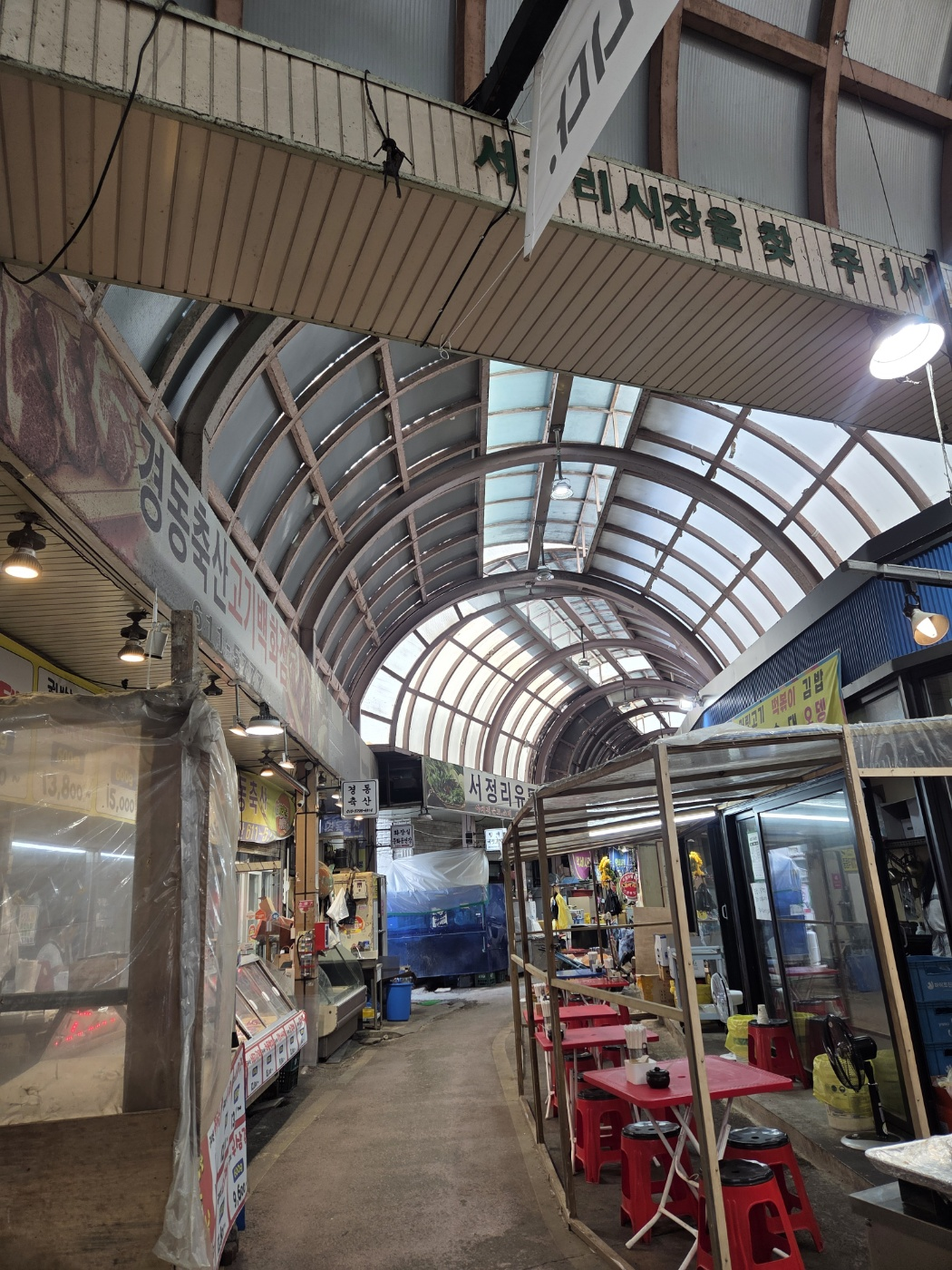 분식점 옆면 테이블들 사진