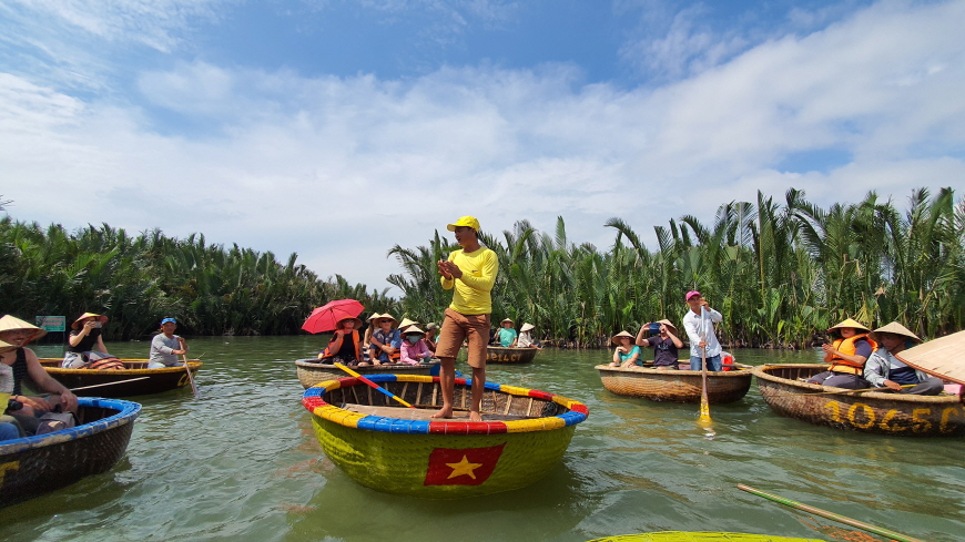 베트남 호이안 코코넛배 투어-공연끝낸-강남스타일-아저씨