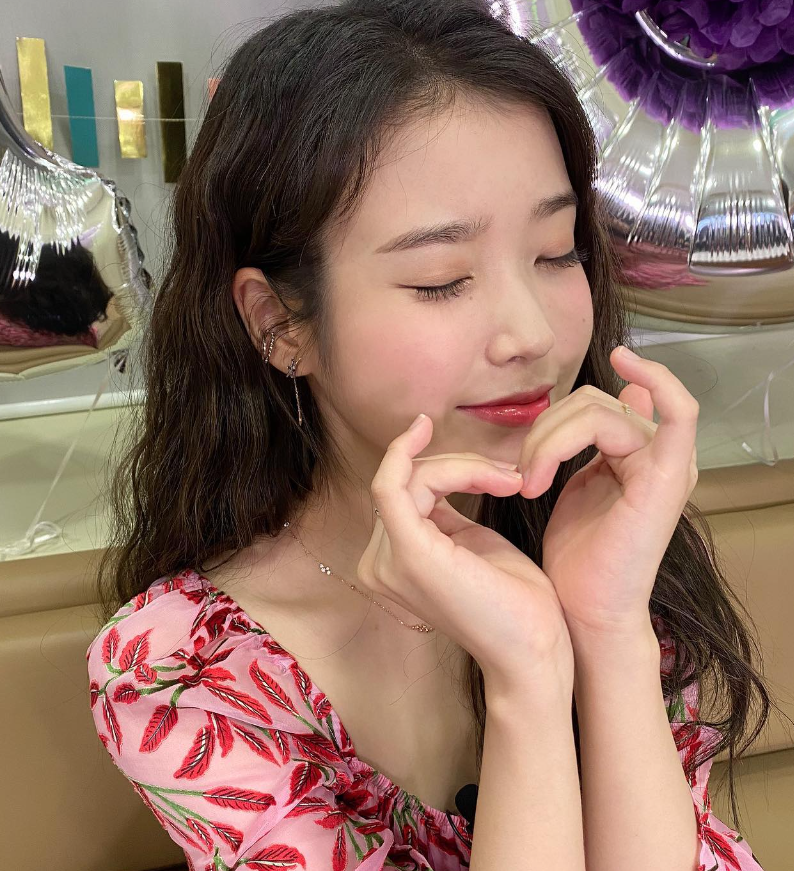  아이유 이종석 열애중인 근황 굿즈 아이유 영화 드림