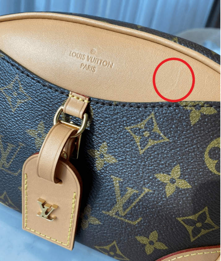 이 사진은 가방을 사용한 후 바세타에 나타나는 작은 자국과 긁힌 자국의 유형을 명확하게 보여줍니다.