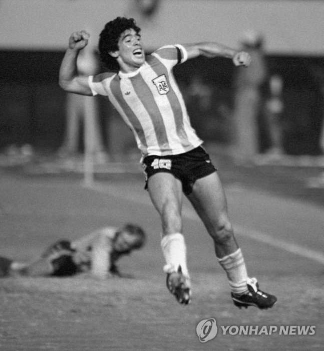  마라도나 심장마비로 사망