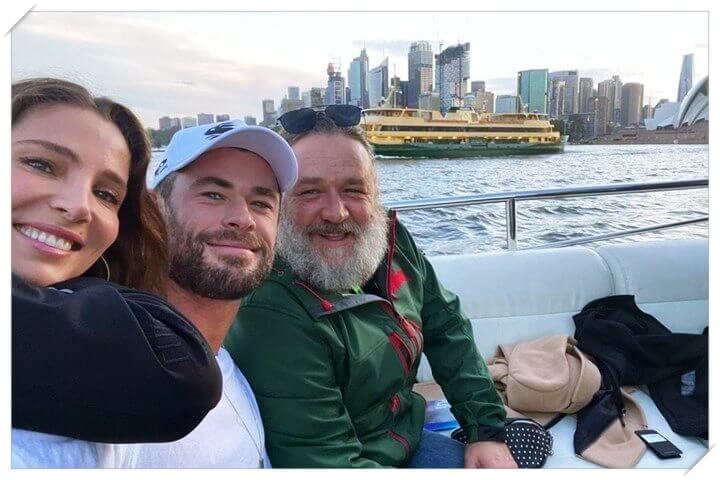 크리스 헴스워스 부부와 러셀 크로우가 호주에서 함께 찍은 사진