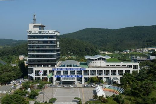  부산 기장 어르신축제 참석자 수백명 ‘식중독’ 증상 보건당국 역학조사, 냉장 보관 안된 장조림 원인 추정 경로잔치에서 음식을 먹은 수백명이 복통을 호소