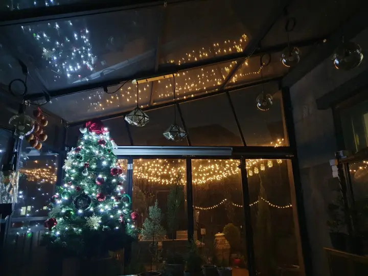 썬룸안에-크리스마스트리와-외부의-은하수전구모습