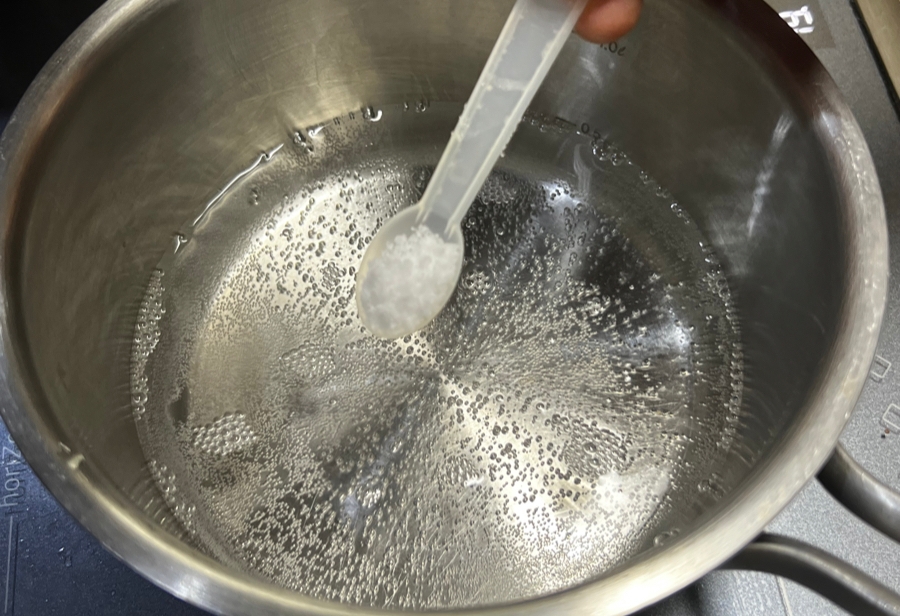 끓는 물에 소금을 넣어줍니다.
