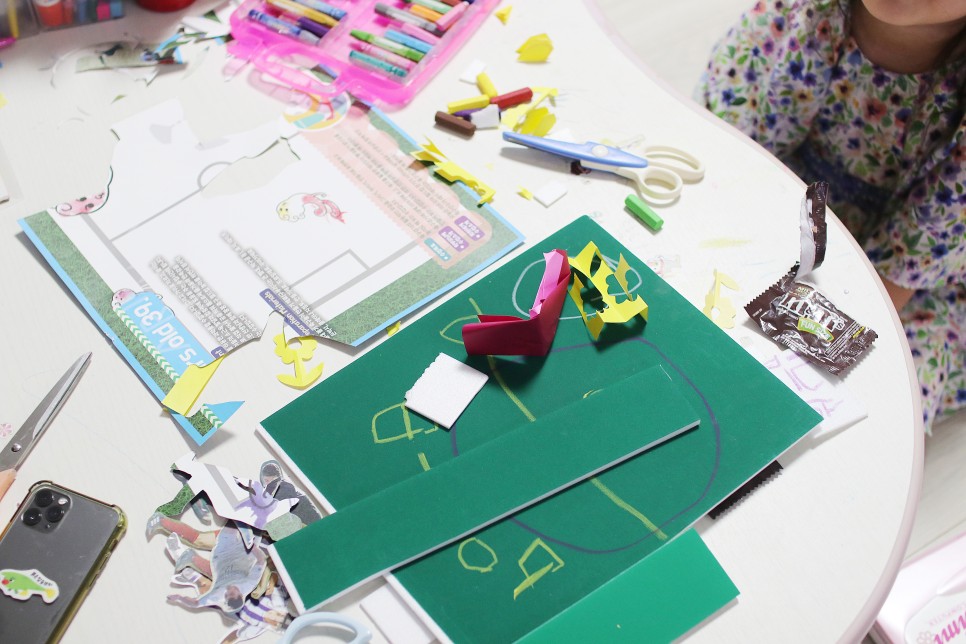 눈에 띄게 향상된 손끝과 창의력 유아 방문 미술 6개월째에 3