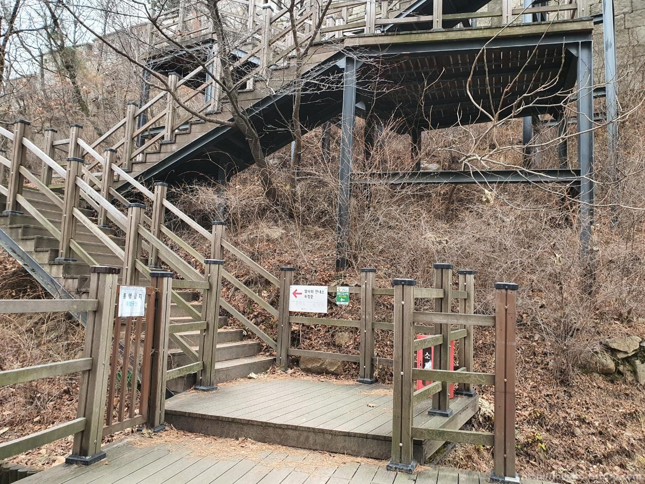 북악산_北岳山_Bukaksan/걷다보면 계단이 보이는데
올라가보겠습니다