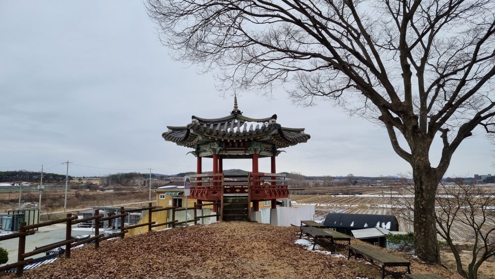 무우정&#44; 푸른 하늘&#44; 우측에 큰 나무&#44; 나무 아래 벤치 2&#44; 뒤로 펼쳐지는 드넓은 들판&#44;