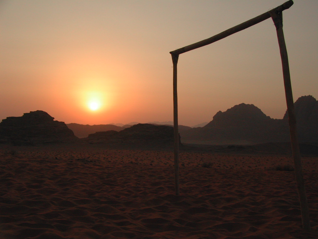 요르단-와디럼사막투어-해질녘-사막에서-축구한판