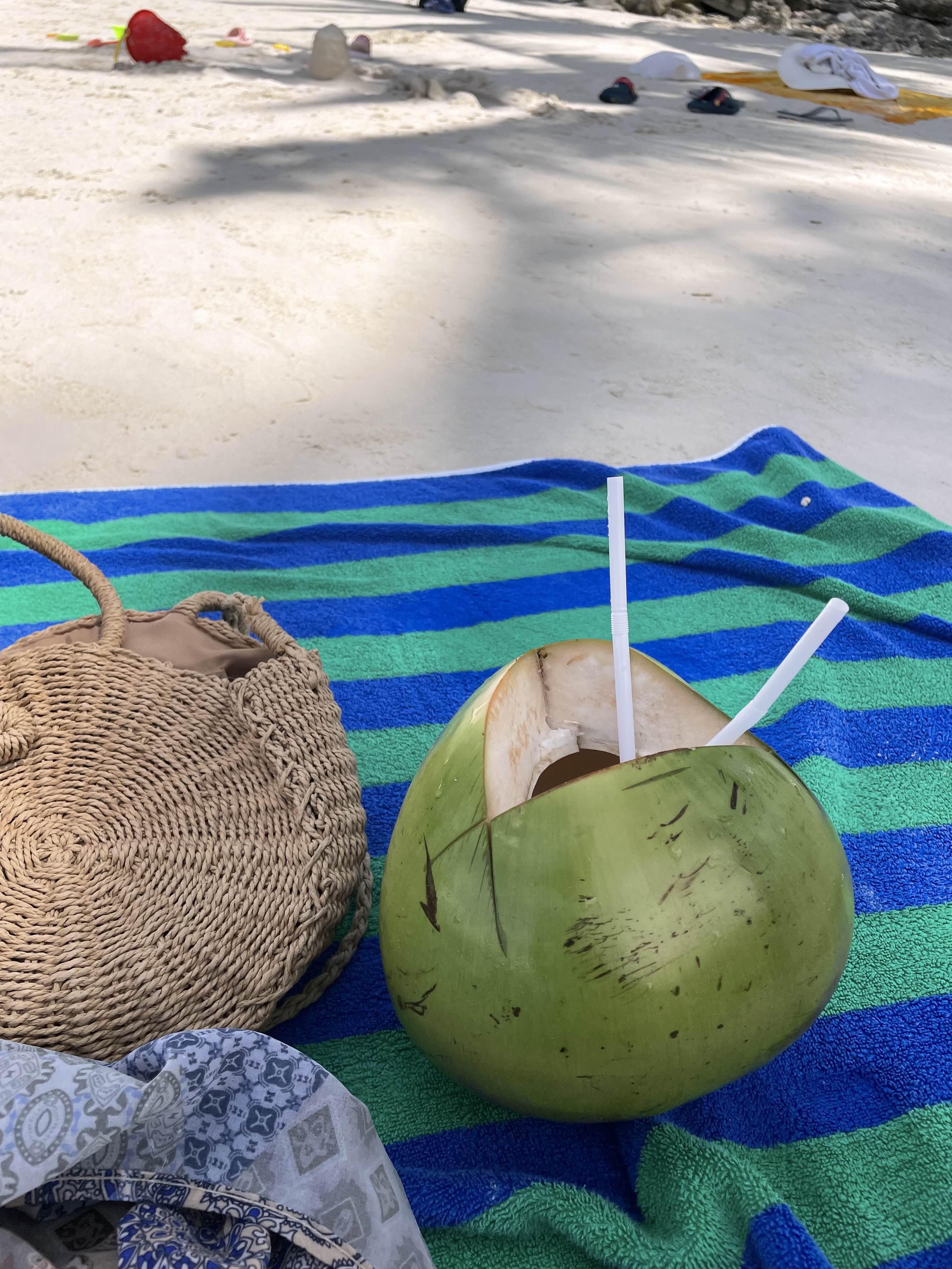 해변 위에 코코넛주스 사진