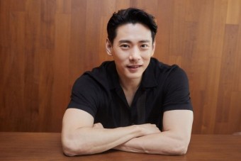 전쟁 중 유태오는 과거 결혼해 니키리와 아이를 낳았다. 28