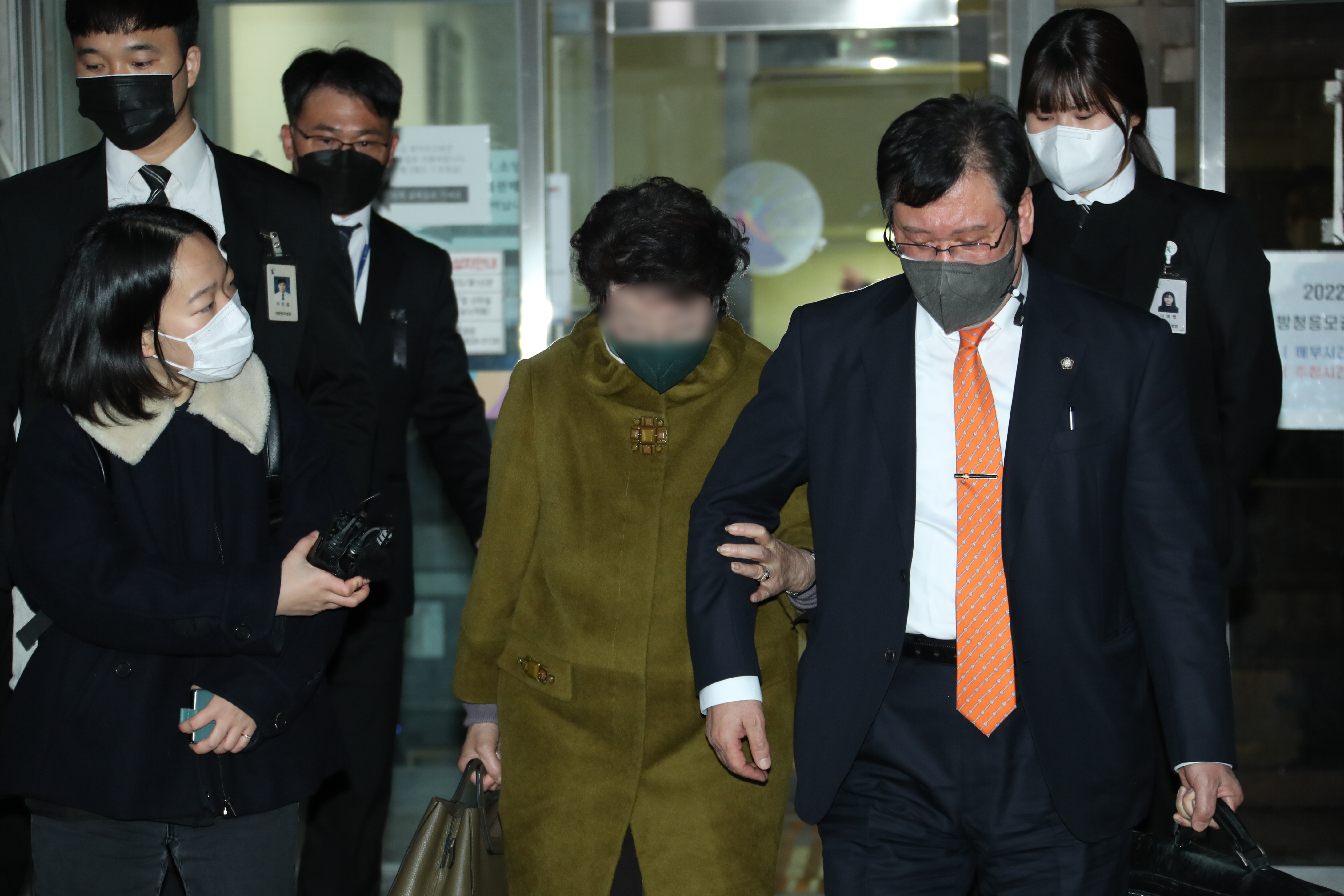 윤석열 대통령 장모 최은순 항소심서 법정구속 후 난동, 그리고 윤석열 대통령의 거짓말 윤석열 대통령 장모 최은순 항소심서 법정구속 후 난동, 그리고 윤석열 대통령의 거짓말