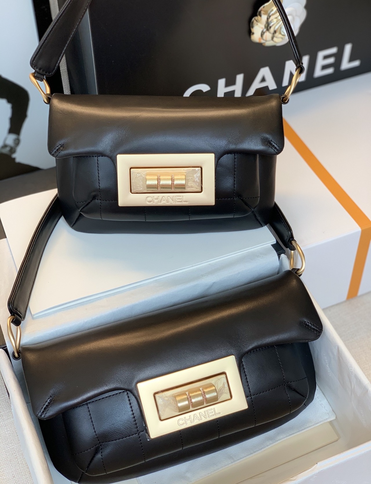  [CHANEL] 샤넬 미니 로고 숄더 플랩백 (2 SIZE)