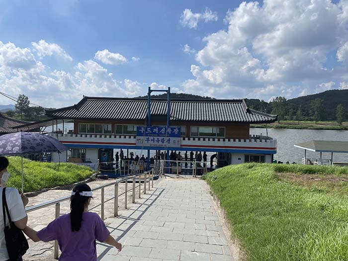 부여 구드레 선착장을 가고 있는 사진