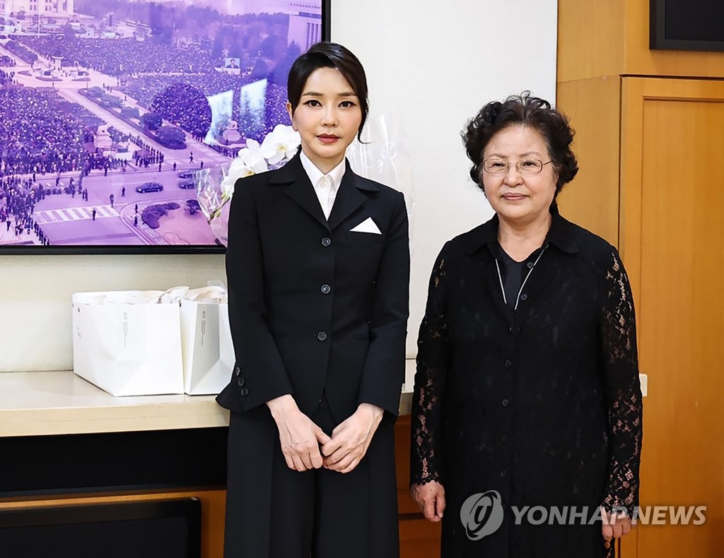  김건희 "盧, 통합의 대통령 돼라 했을 것" 권양숙 "채찍질 참아야"(종합)