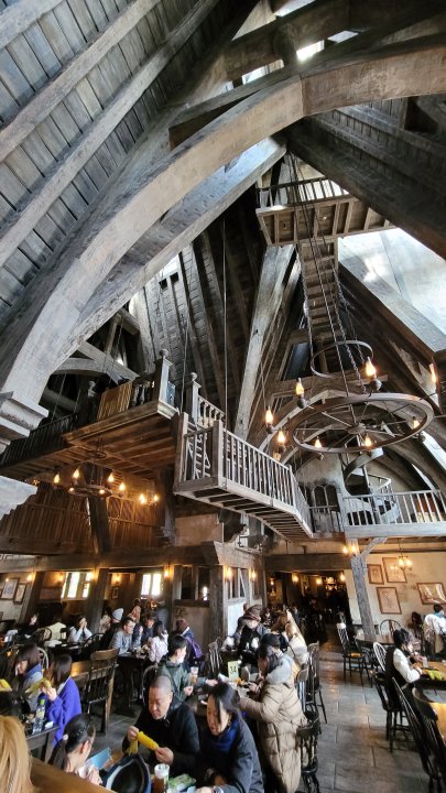 Three Broomsticks - 내부 사진