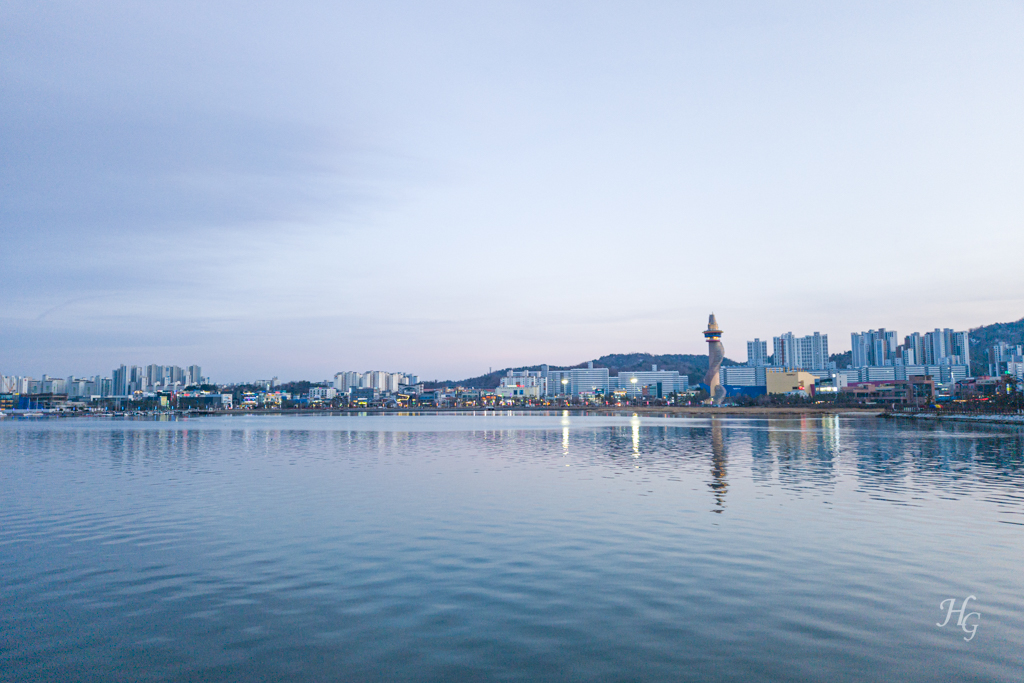 해 질 녘 반대편에서 본 엑스포타워