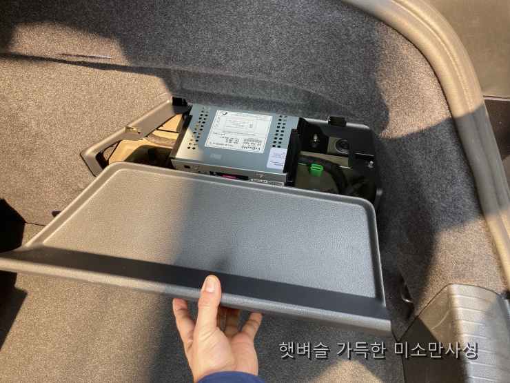 폭스바겐 네비 SD카드 트렁크 위치 - 커버 탈거 방법