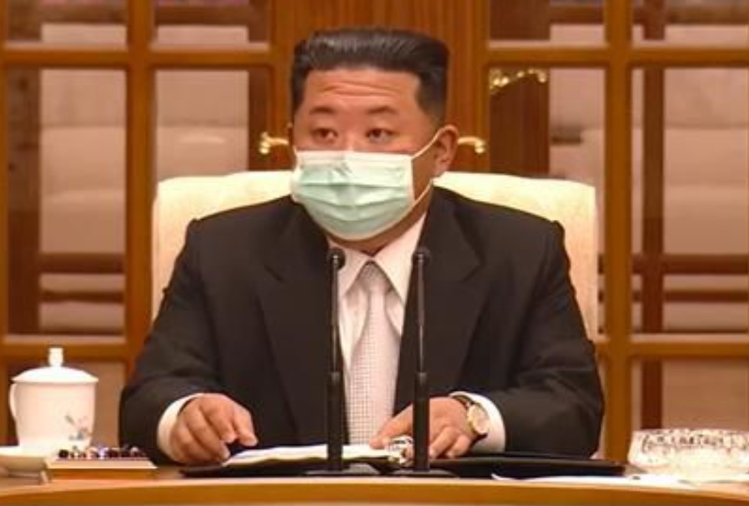 코로나에 “버드나무 잎 우려먹으라”는 북한 초대형 방사포 3발 7차 핵실험도 준비 중 김정은 최근 북에서 창궐하는 코로나 방역 대책 위한 정치국 회의 마스크 쓰고 참석