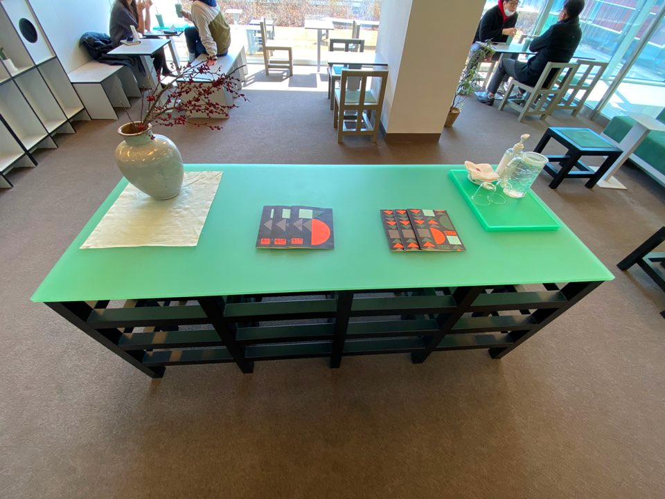 남대문 커피 내부 인테리어 테이블