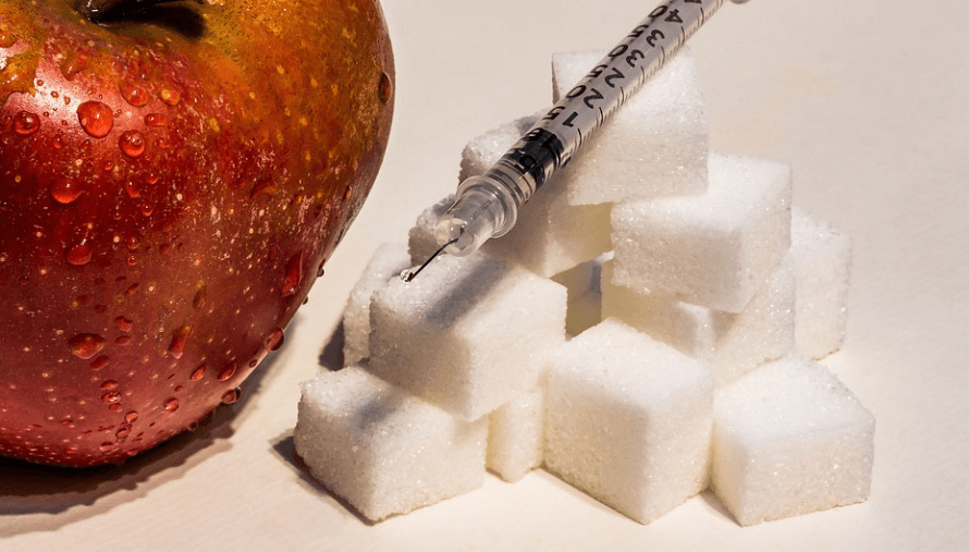 당지수가 낮은 음식 사과와 함께 인슐린 주시기와 각 설탕이 놓여 있다