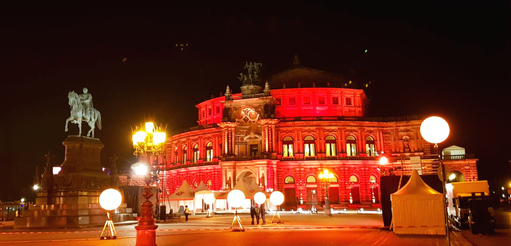 밝게 빛나고 있는 드레스덴 오페라하우스
